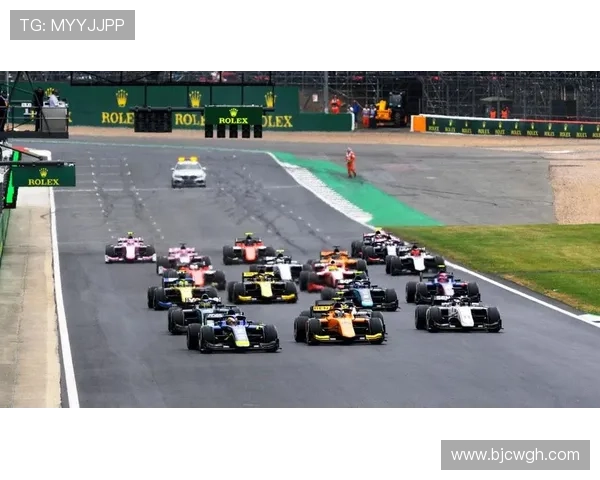 F1赛车赛季新变革即将到来 各队策略调整激烈备战挑战